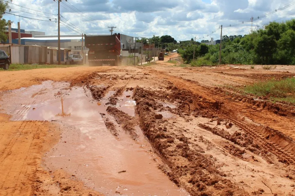 Avenida Yusaburo Sasazaki no Distrito Industrial Santo Barion - terra e lama dificultam o tráfego em dias de chuva