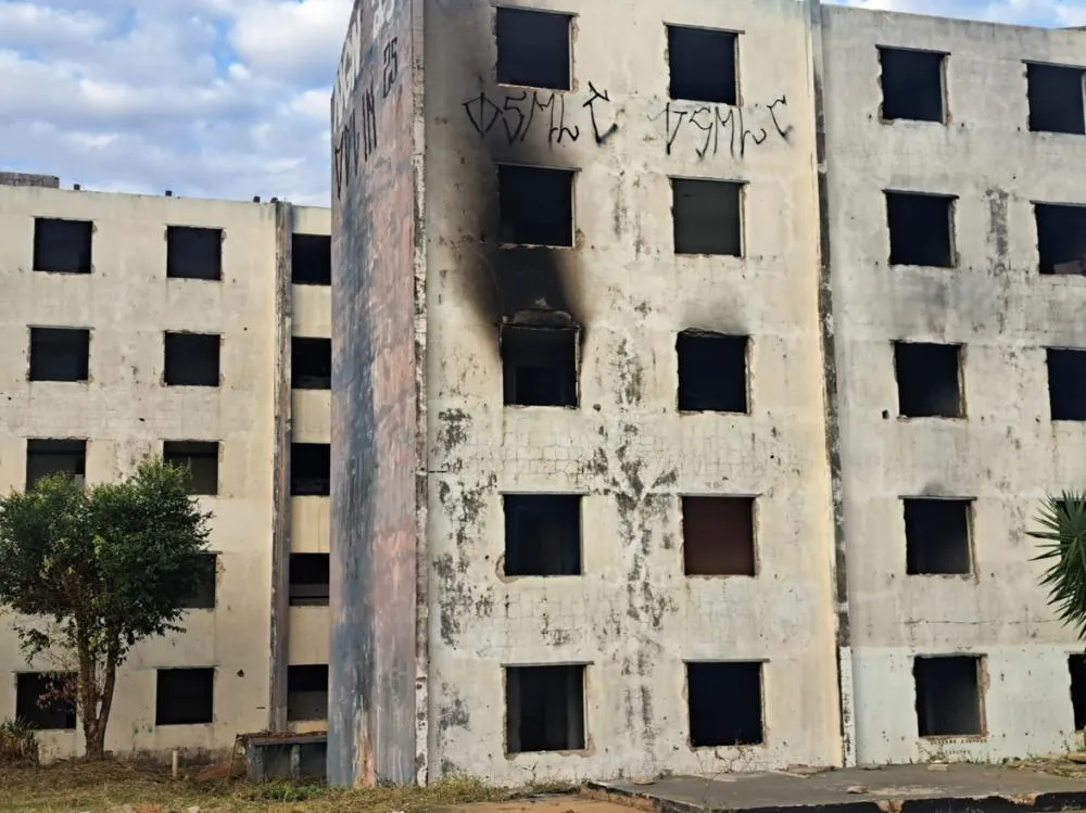 Sem portas e janelas, blocos expostos ao vandalismo e incêndios - Foto: Cristiano Gonçalves/Jornal A Cidade