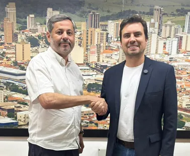 Durante o anúncio da viagem ao Japão, o prefeito Vinicius realizou a transmissão de cargo do poder Executivo ao vice-prefeito Rogerinho - Foto: Divulgação/PMM