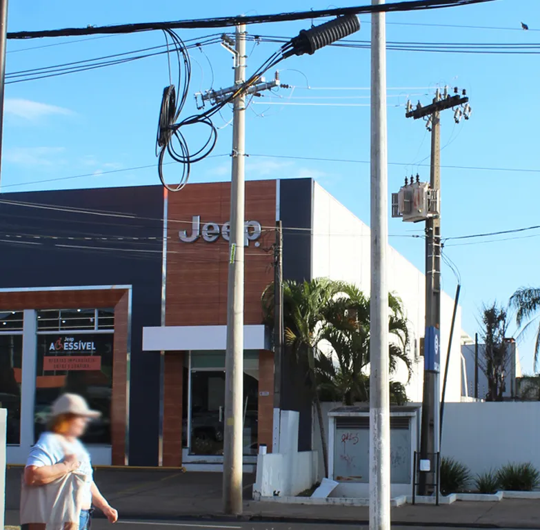 Moradores convivem com o perigo de queda de fios, que pode machucar