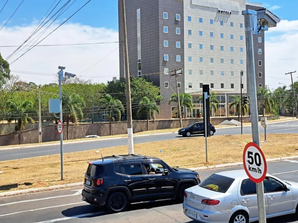 Radares monitoram outras infrações, menos a velocidade