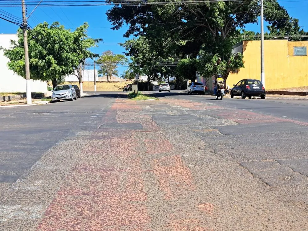 Avenida com sinalização apagada dificulta a circulação de ciclistas e aumenta os riscos de acidentes