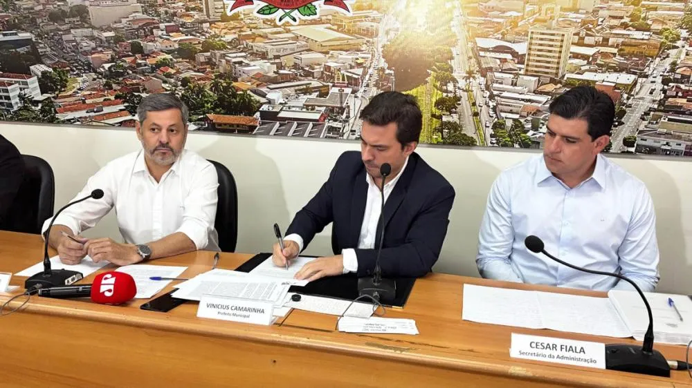 Prefeito Vinicius Camarinha assina o Decreto 14.788 - Foto: Divulgação/PMM