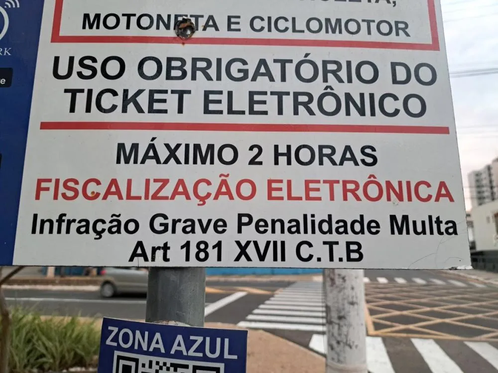 As placas ainda indicam que a permanência máxima da zona Azul é de 2 horas