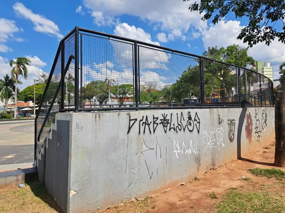 Pichações por toda a arquibancada – Frequentadores relatam vandalismo na Praça Maria Izabel