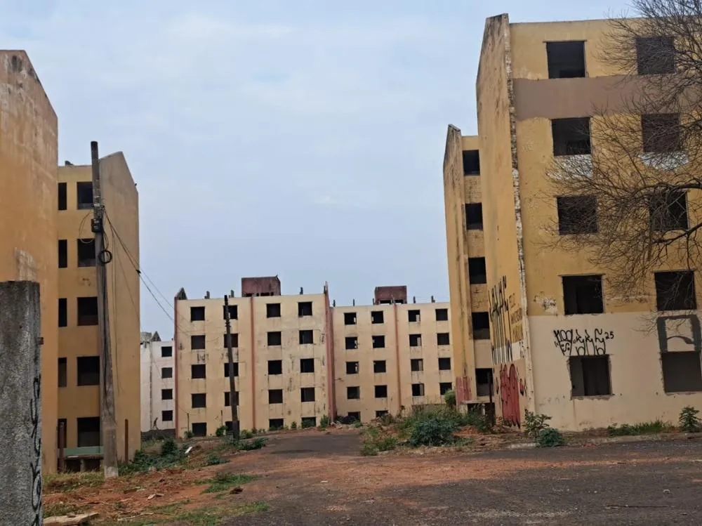Prédios do CDHU “Paulo Lúcio Nogueira”, em Marília, seguem evacuados e sem solução, com estrutura que lembra ruínas pós-guerra - Foto: Cristiano Gonçalves/jornal A Cidade