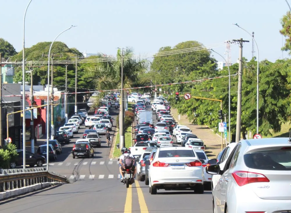 Automóveis dominam o trânsito em Marília, refletindo a preferência de quase 48% dos trabalhadores pelo transporte individual - Foto: Cristiano Gonçalves/Jornal A Cidade