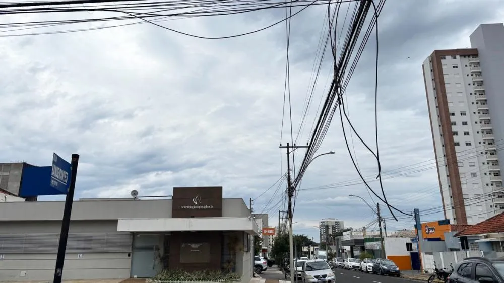 Fiscalização de Posturas autua empresas de telecomunicações por cabos irregulares