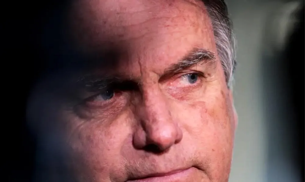 Bolsonaro tem crise de soluço e passa por atendimento médico na prisão